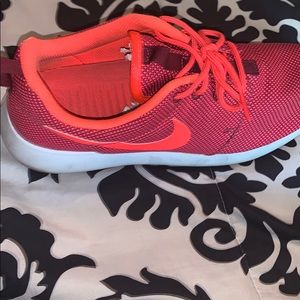 Nike women’s roshe